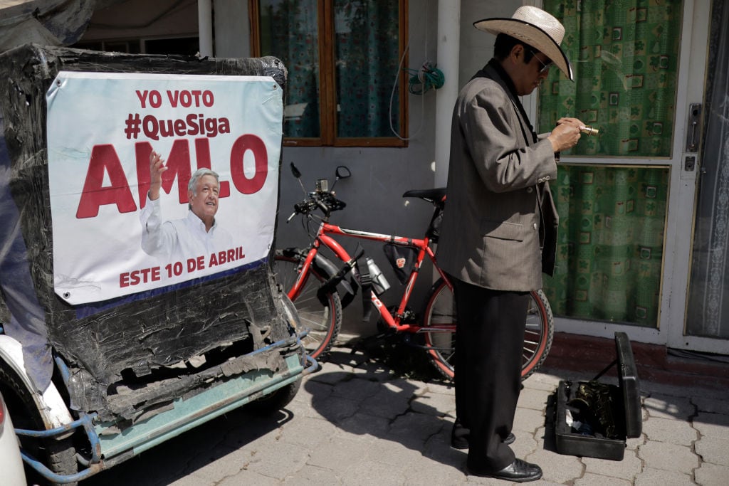 Un músico callejero apoya a AMLO por las calles de la Ciudad de México
