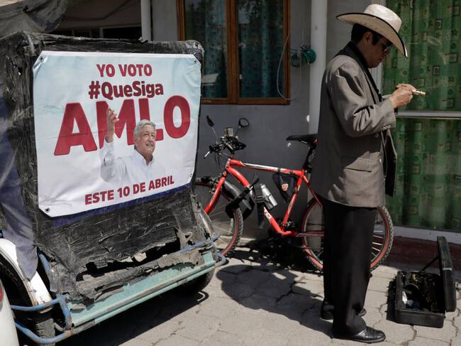 Un músico callejero apoya a AMLO por las calles de la Ciudad de México