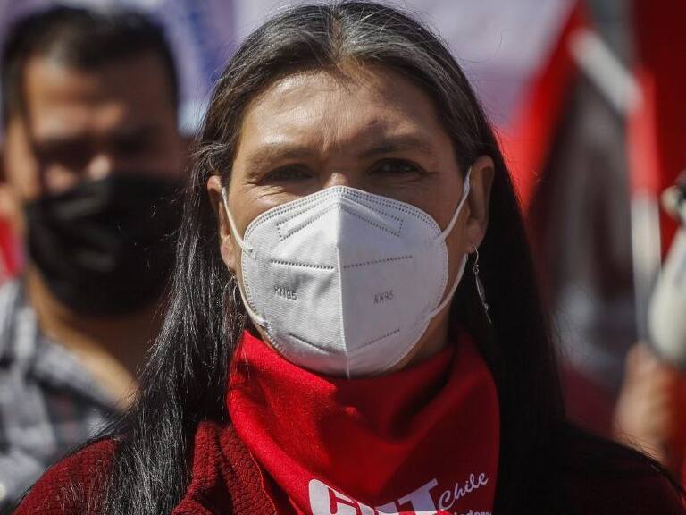 12 de noviembre del 2020/SANTIAGOA un año de la histórica huelga general del 12 de noviembre de 2019, la CUT, encabezada por su presidenta, Bárbara Figueroa, llegan al Palacio de La Moneda, para hacer entrega de una carta, al Presidente de la Republica.
FOTO: SEBASTIAN BELTRAN GAETE/AGENCIAUNO