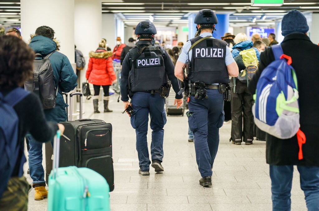 Policías vigilan se cumplan los protocolos en el aeropuerto de Frankfurt