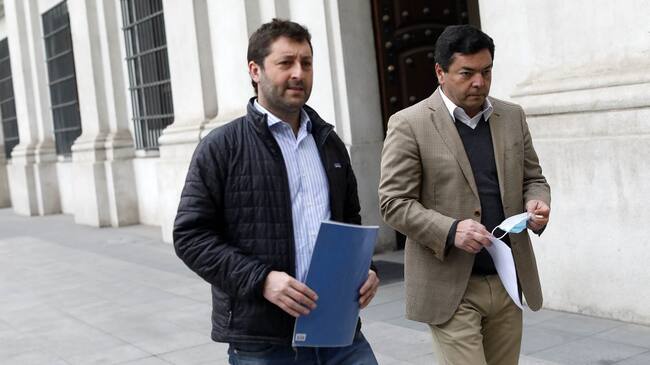 20 de Junio de 2022/SANTIAGODiputados UDI Juan Antonio Coloma (i), Juan Manuel Fuenzalida (d), entregaron una carta al Presidente de la Republica y anunciaron proyecto de ley para test de drogas para presidentes y ministros, de manera obligatoria y semestral.
FOTO: CRISTOBAL ESCOBAR/AGENCIAUNO