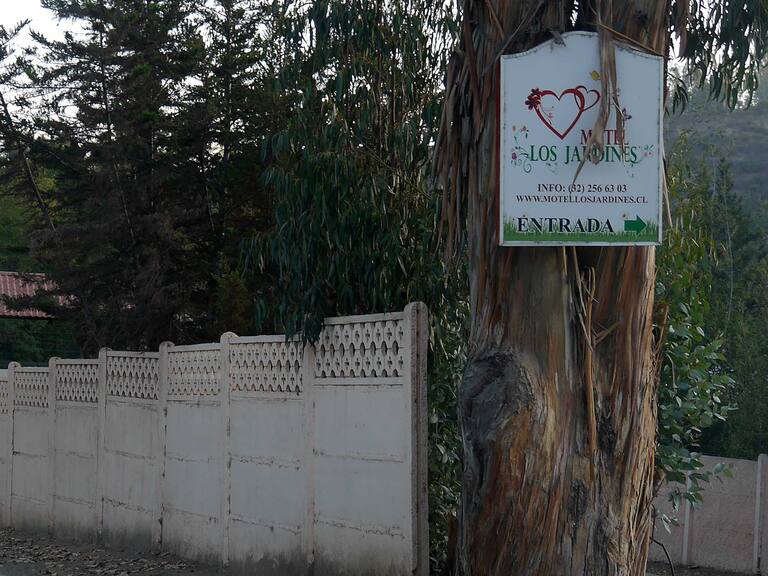 30 DE MARZO 2021 / QUILPUECarabineros detuvo a varias personas dentro del Motel jardines de paso Hondo infringiendo el articulo 318 . Noticia en Desarrollo
FOTO : SANTIAGO MORALES/ AGENCIA UNO