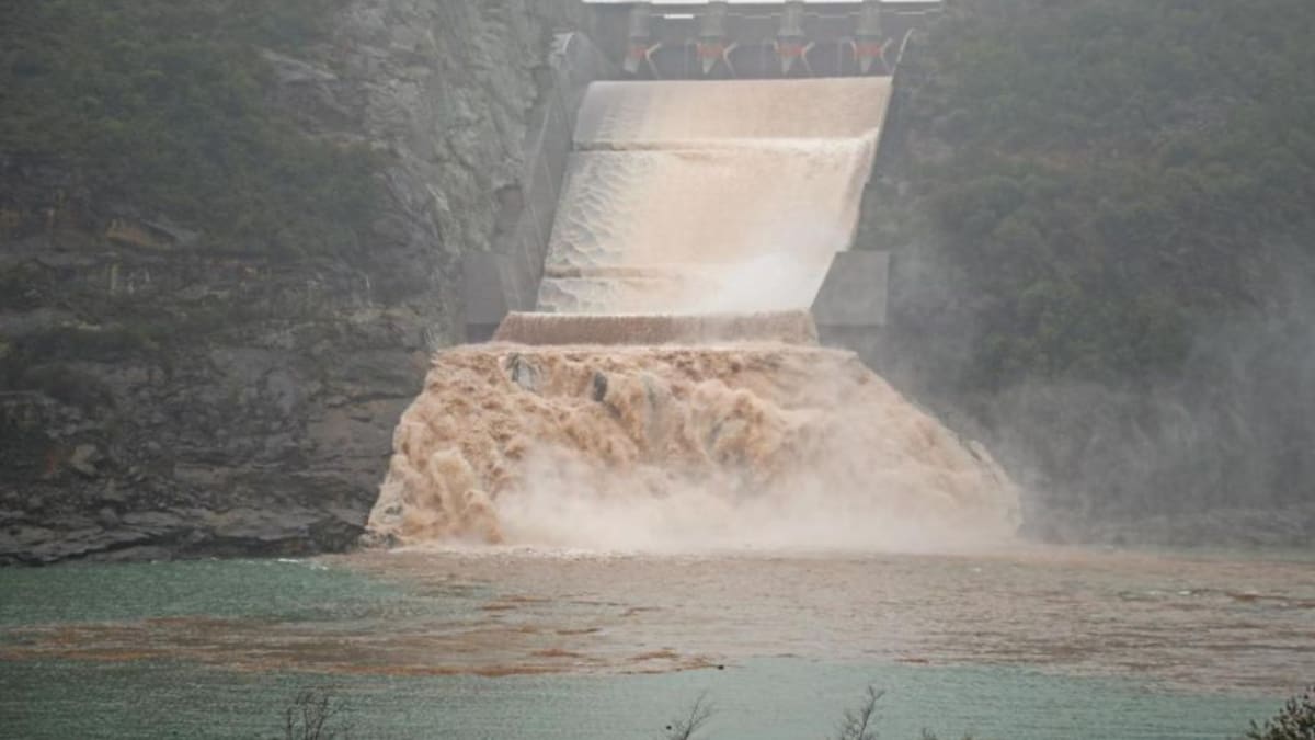 Declaran Alerta Roja en San Clemente y Colbún por crecida del río tras aumento de caudales en Embalse Colbún