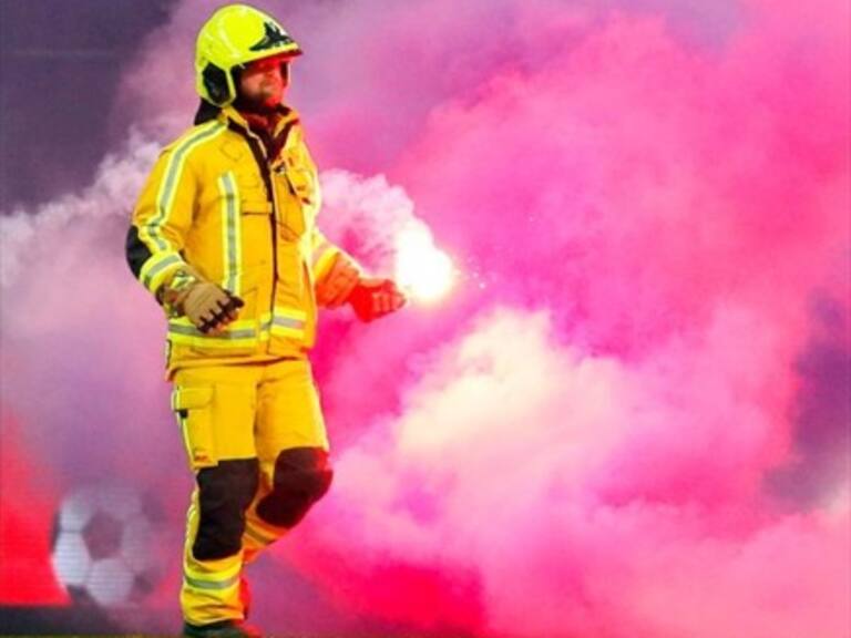 La barra de Anderlecht lanza bengalas y suspende el clásico belga ante Standard Lieja