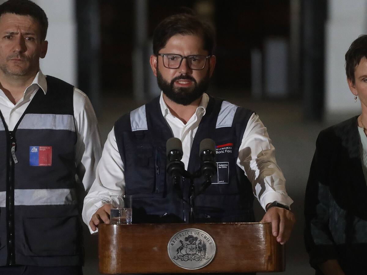 Presidente Boric califica de “indignante” el corte masivo de luz: reposición del suministro llegaría “dentro de la madrugada”