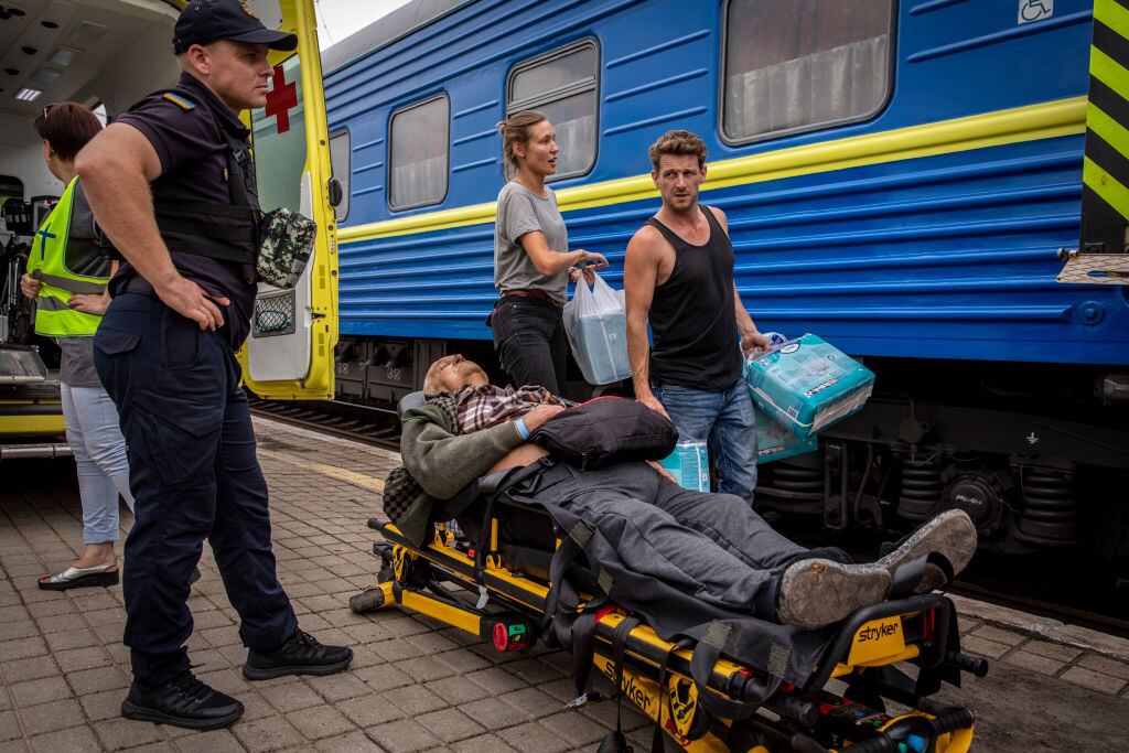 Los residentes ucranianos abandonan en tren la región de Donetsk
