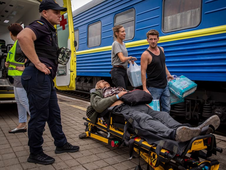 Los residentes ucranianos abandonan en tren la región de Donetsk