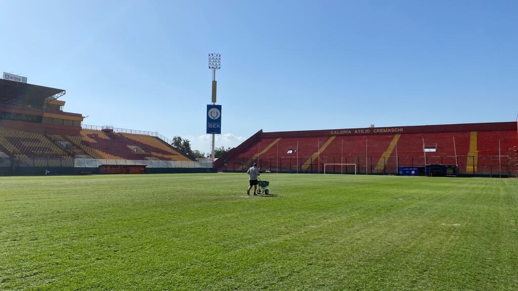 ADN Deportes accedió al Santa Laura y sus trabajos a días de su reestreno oficial en dos partidos de la primera fecha del Campeonato Nacional 2023.