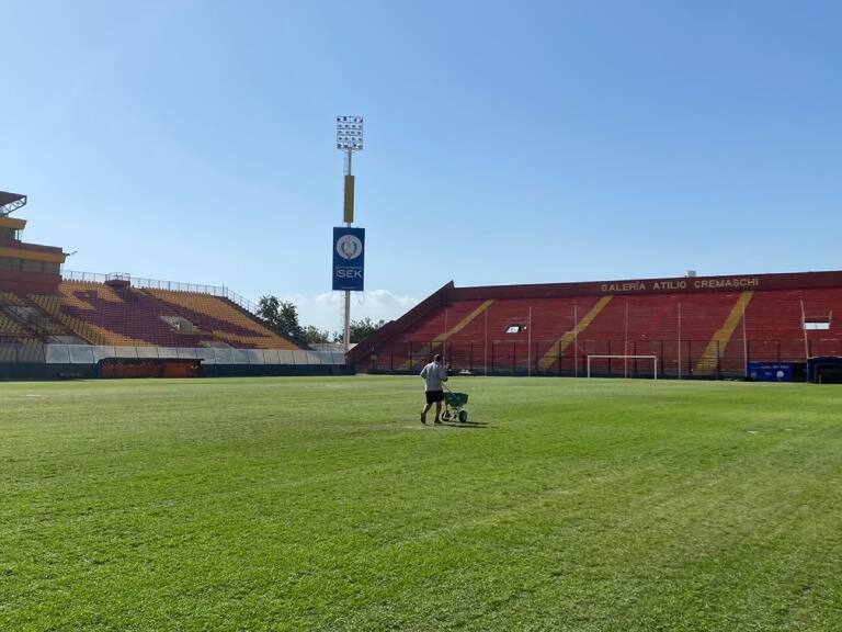 ADN Deportes accedió al Santa Laura y sus trabajos a días de su reestreno oficial en dos partidos de la primera fecha del Campeonato Nacional 2023.