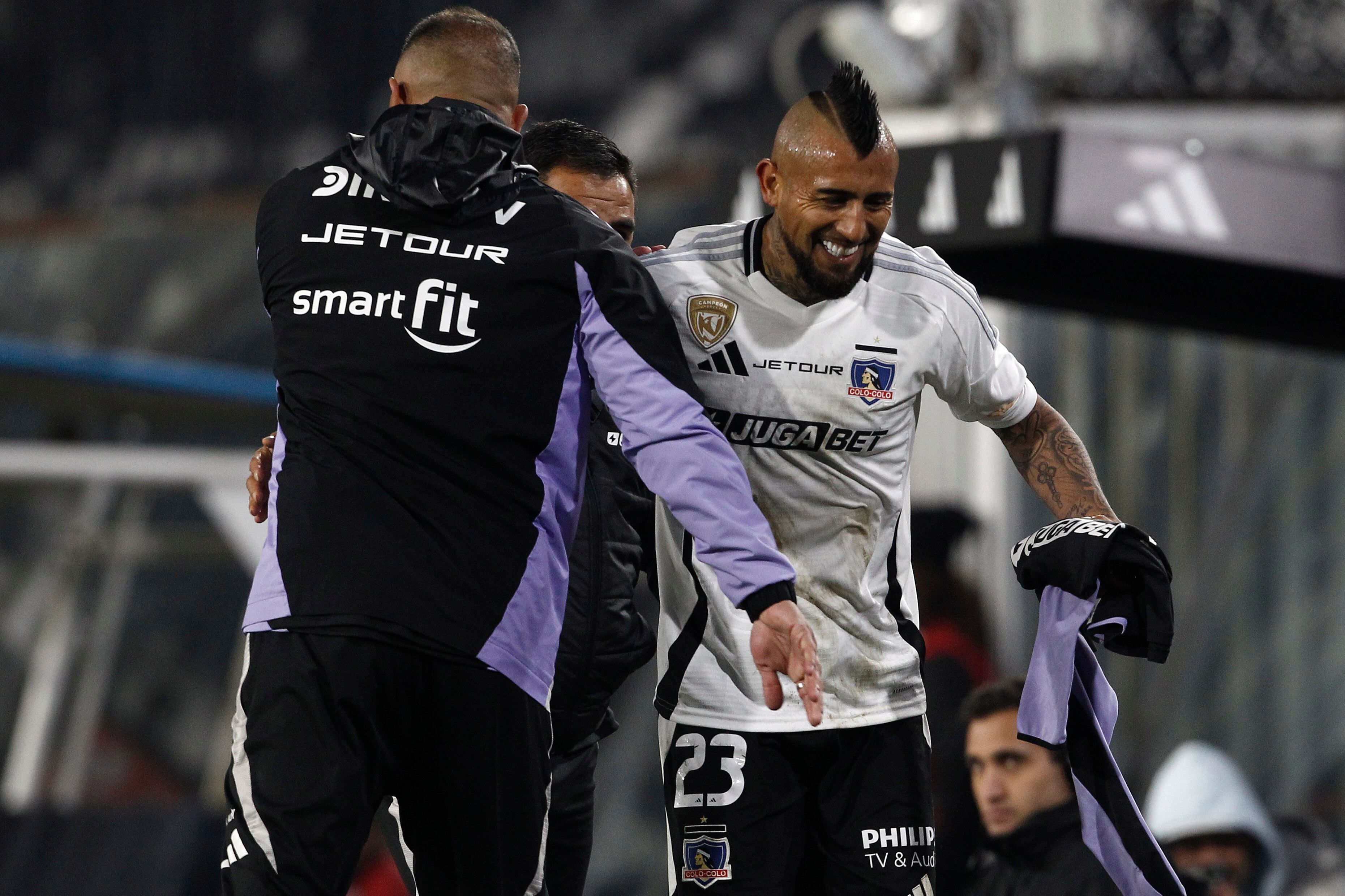 Apoyo para el “King” y otra vez las bengalas: El ‘Lado B’ de la goleada de Colo Colo sobre Cobresal en Macul