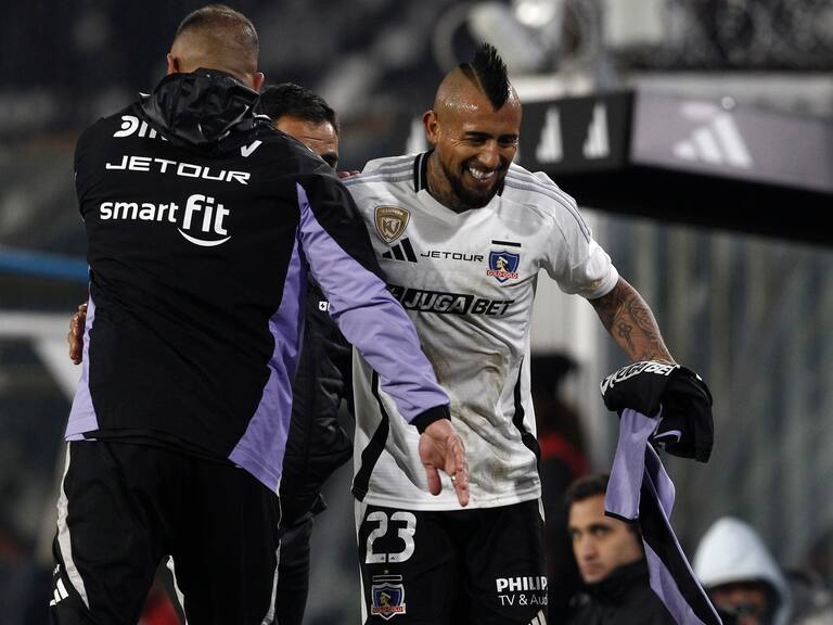 Apoyo para el “King” y otra vez las bengalas: El ‘Lado B’ de la goleada de Colo Colo sobre Cobresal en Macul