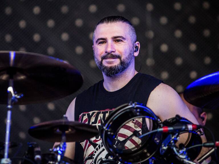 John Dolmayan de SOAD sigue defendiendo a Trump: «Estas elecciones aún no se terminan»