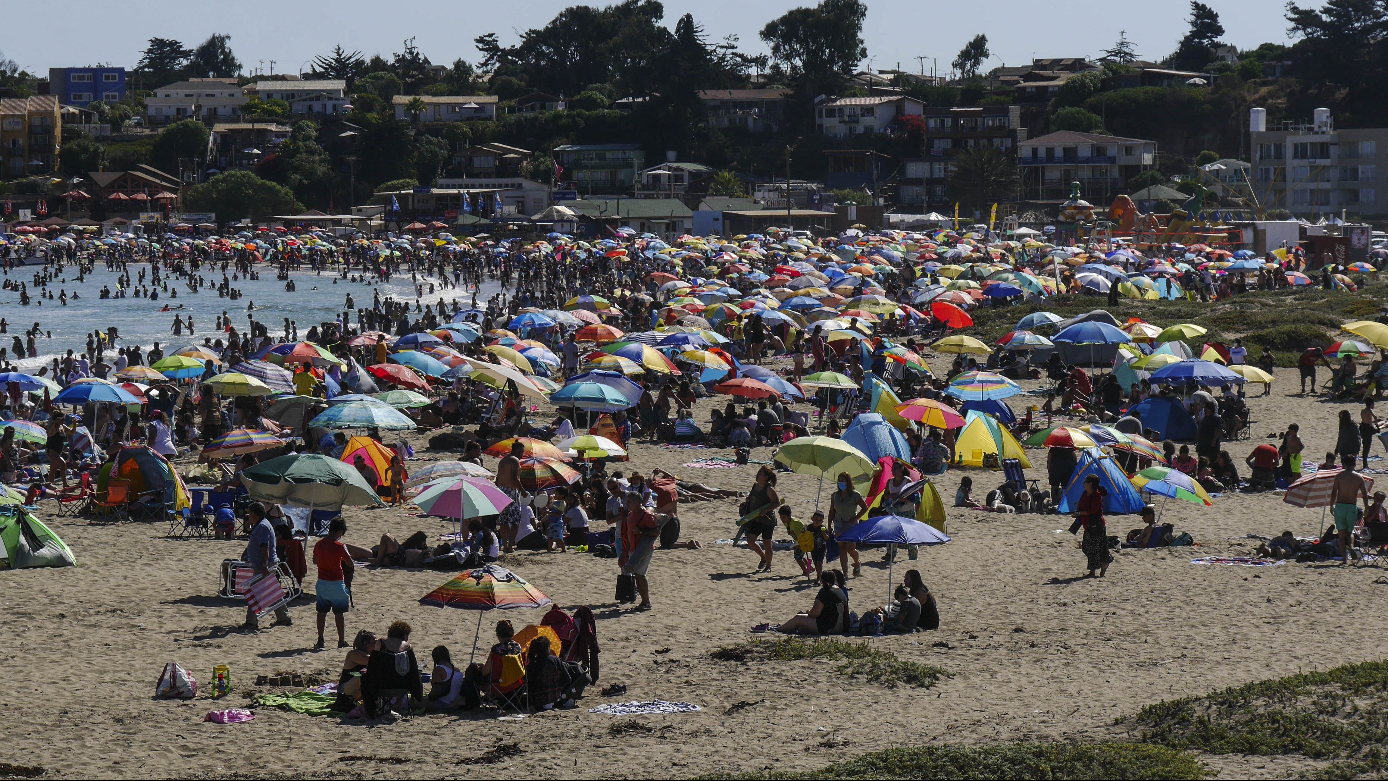 07 DE FEBRERO DE 2021 / LA LIGUAGran cantidad de Personas disfrutan de la playa Los Molles durante el fin de semana
FOTO: SANTIAGO MORALES / AGENCIAUNO