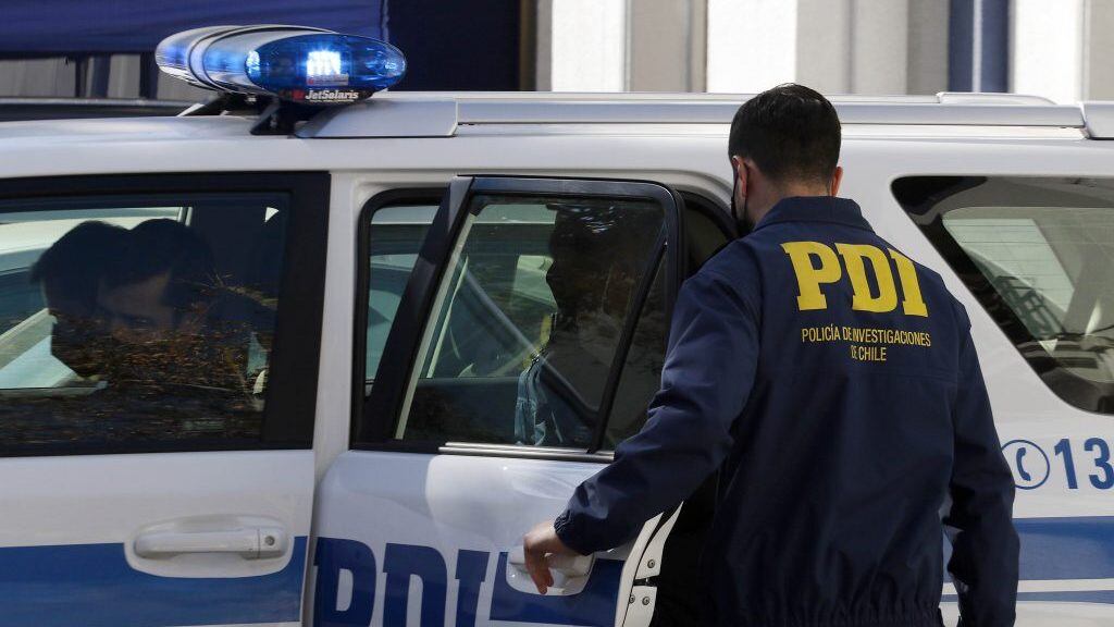 21 de agosto de 2020/SANTIAGO Personal de la brigada de derechos humanos de la PDI detuvo en horas de la madrugada al ex coronel de carabineros Claudio Crespo acusado de disparar en contra de Gustavo Gatica con resultado de la pérdida de uno de sus ojos. En la imagen el ex uniformado es trasladado al centro de justicia
FOTO: FRANCISCO CASTILLO/AGENCIAUNO