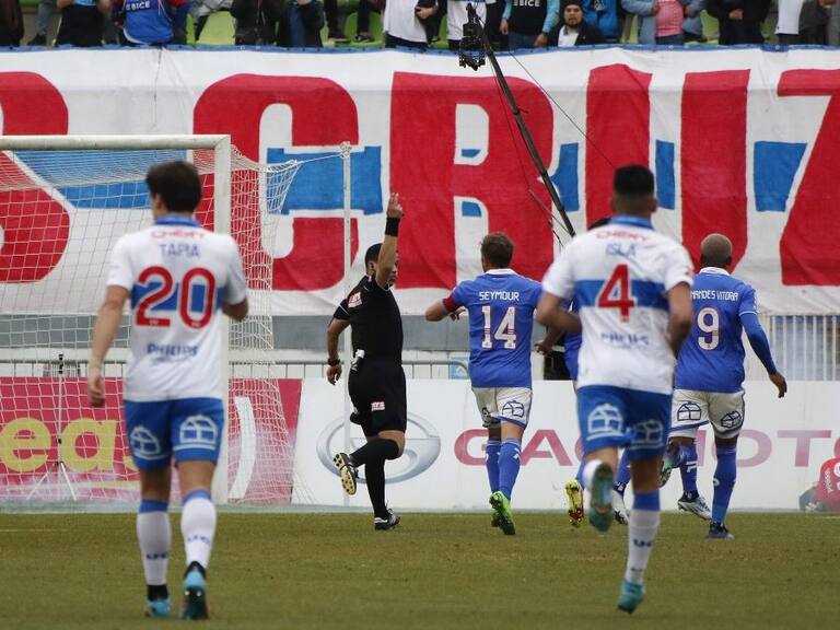 ¡Partido suspendido! Duelo de la UC y la U se detuvo tras agresión de los hinchas de «cruzados» a Martín Parra