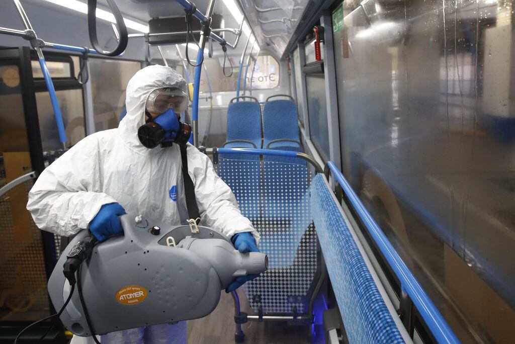 Trabajadores desinfectan el transporte público de Moscú