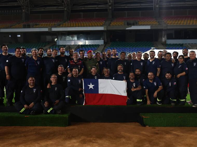 Delcy Rodríguez reconoce al equipo chileno USAR