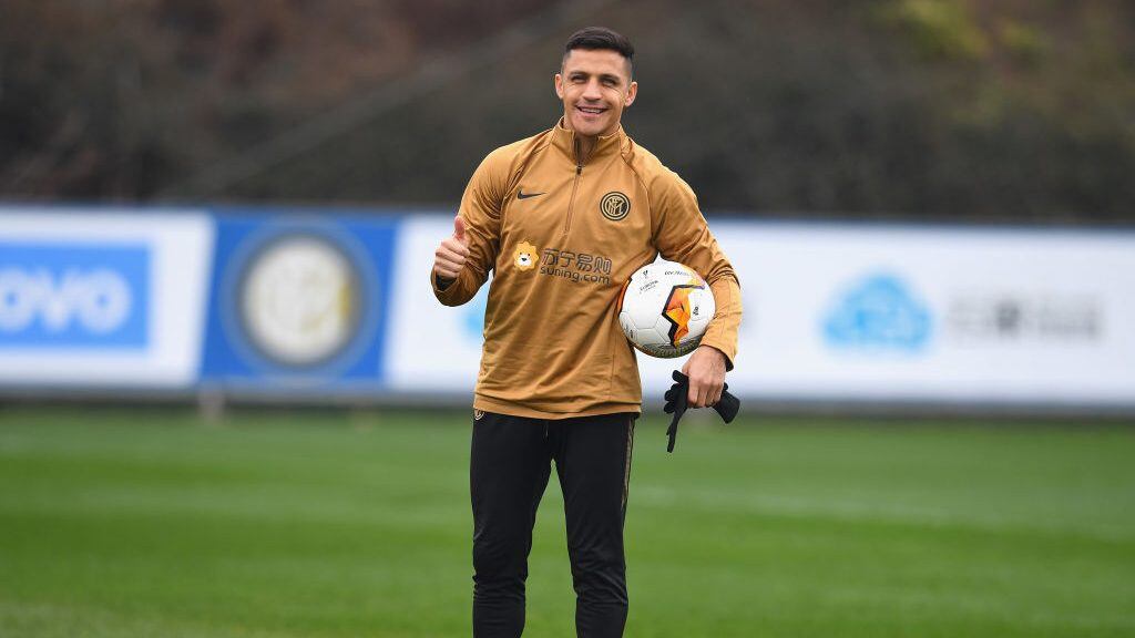 COMO, ITALY - FEBRUARY 25: Alexis Sanchez of FC Internazionale looks on during FC Internazionale training session at Appiano Gentile on February 25, 2020 in Como, Italy. (Photo by Claudio Villa - Inter/Inter via Getty Images)