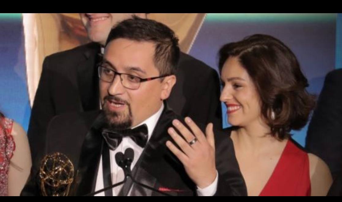 Hernán Caffiero recibiendo el Emmy Internacional en 2018