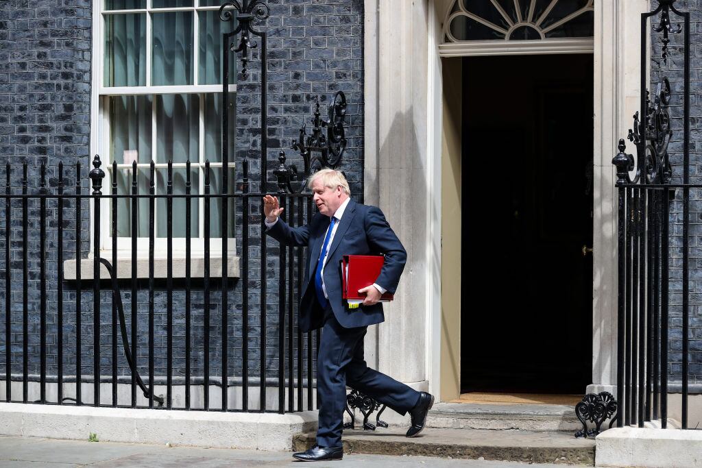 Boris Johnson sale de la sede del gobierno británico en Londres