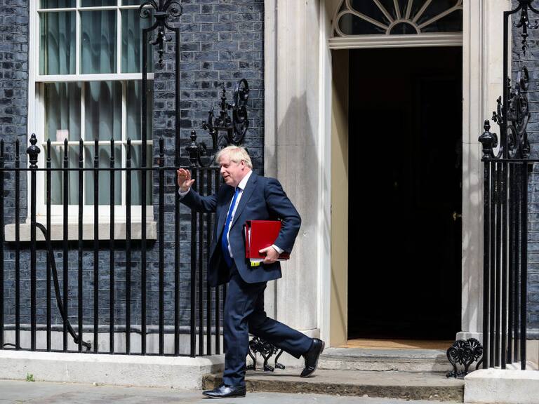 Boris Johnson sale de la sede del gobierno británico en Londres