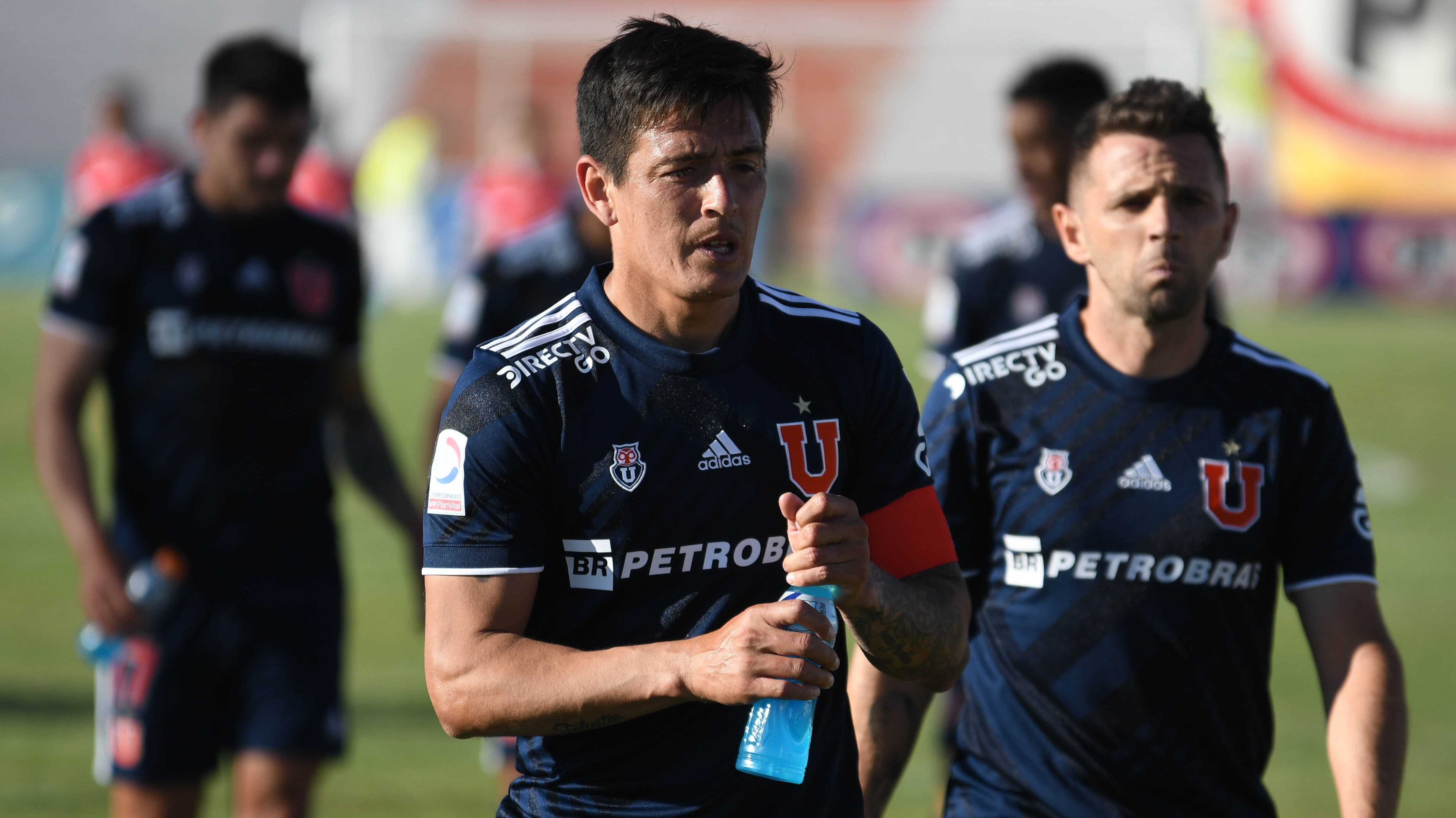 28 DICIEMBRE 2020 / ANTOFAGASTA Jugadores de Universidad de Chile se retiran del campo de juego luego de perder por 2 tantos a 0 , durante el partido valido por la Vigésimasexta fecha del Campeonato Nacional AFP Plan Vital 2020, entre Cobresal vs Universidad de Chile , disputado en el Estadio El Cobre
FOTO CAMILO ALFARO / AGENCIAUNO