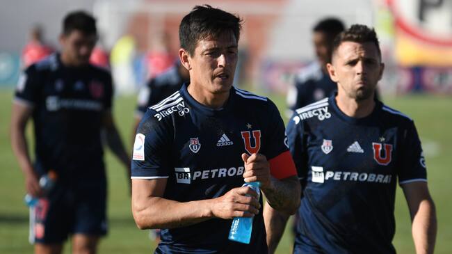 28 DICIEMBRE 2020 / ANTOFAGASTA Jugadores de Universidad de Chile se retiran del campo de juego luego de perder por 2 tantos a 0 , durante el partido valido por la Vigésimasexta fecha del Campeonato Nacional AFP Plan Vital 2020, entre Cobresal vs Universidad de Chile , disputado en el Estadio El Cobre
FOTO CAMILO ALFARO / AGENCIAUNO