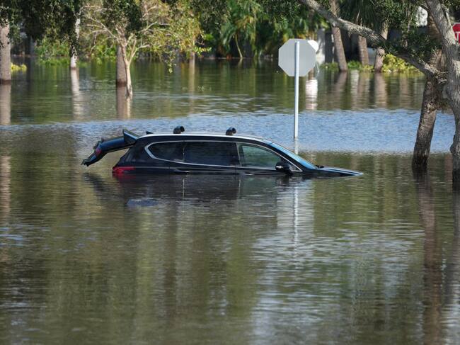 Un automóvil bajo el agua en medio de las inundaciones que deja el paso del huracán Milton por el estado de Florida en Estados Unidos