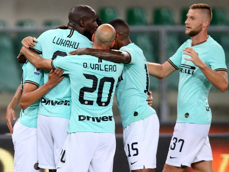 VERONA, ITALY - JULY 09:  Players of FC Internazionale celebrates after own goal of Federico Dimarco of Hellas Verona ,during the Serie A match between Hellas Verona and FC Internazionale at Stadio Marcantonio Bentegodi on July 9, 2020 in Verona, Italy. (Photo by MB Media/Getty Images)