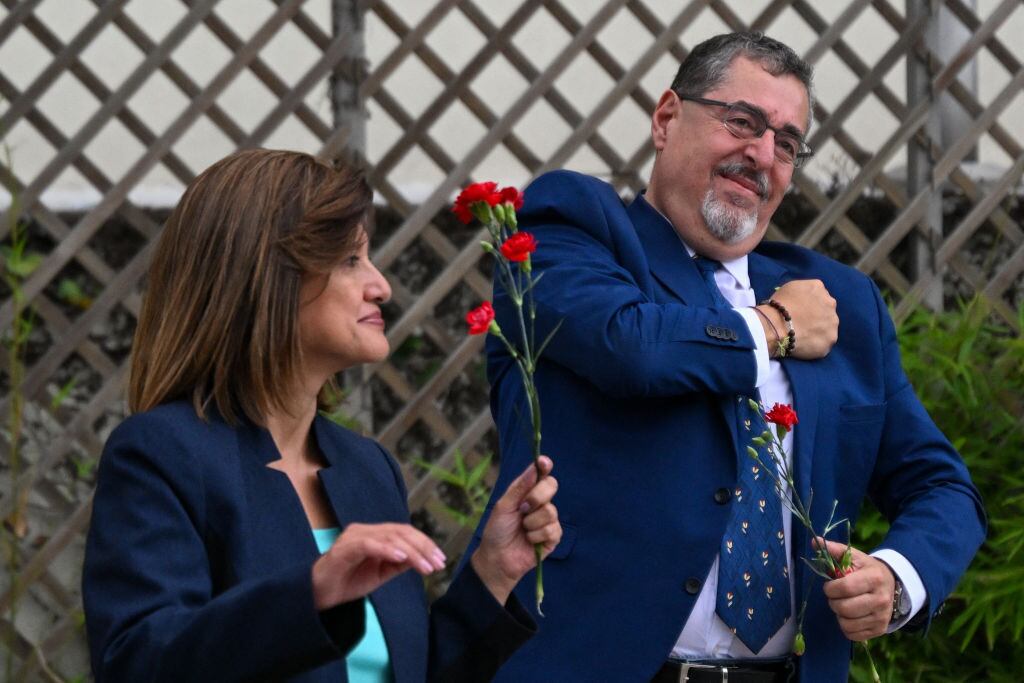 El presidente electo de Guatemala Bernardo Arévalo en un festejo