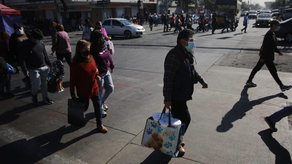 11 de junio del 2021/SantiagoMovilidad en plaza de Puente Alto, previo a que la región metropolitana vuelva a cuarentena.

FOTO: KARIN POZO/AGENCIAUNO