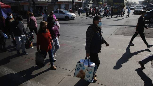 11 de junio del 2021/SantiagoMovilidad en plaza de Puente Alto, previo a que la región metropolitana vuelva a cuarentena.
FOTO: KARIN POZO/AGENCIAUNO