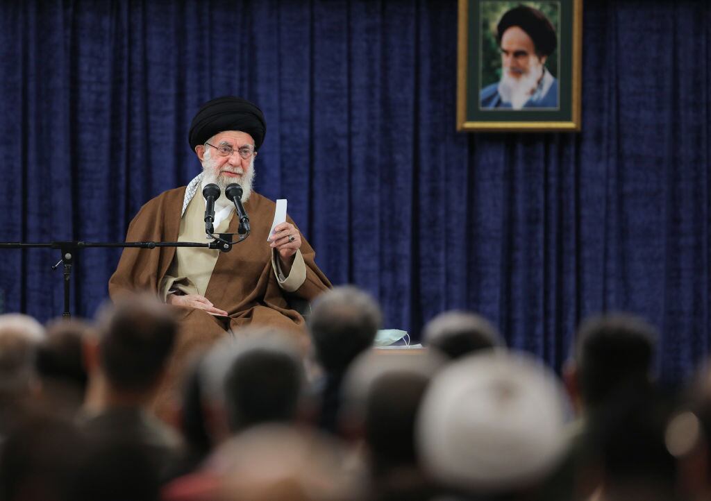 El líder supremo de Irán, Ali Khamenei, habla en Teherán son sus fieles