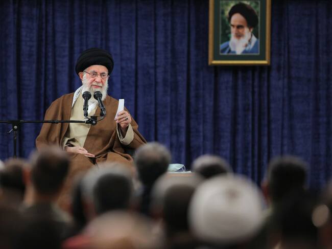 El líder supremo de Irán, Ali Khamenei, habla en Teherán son sus fieles