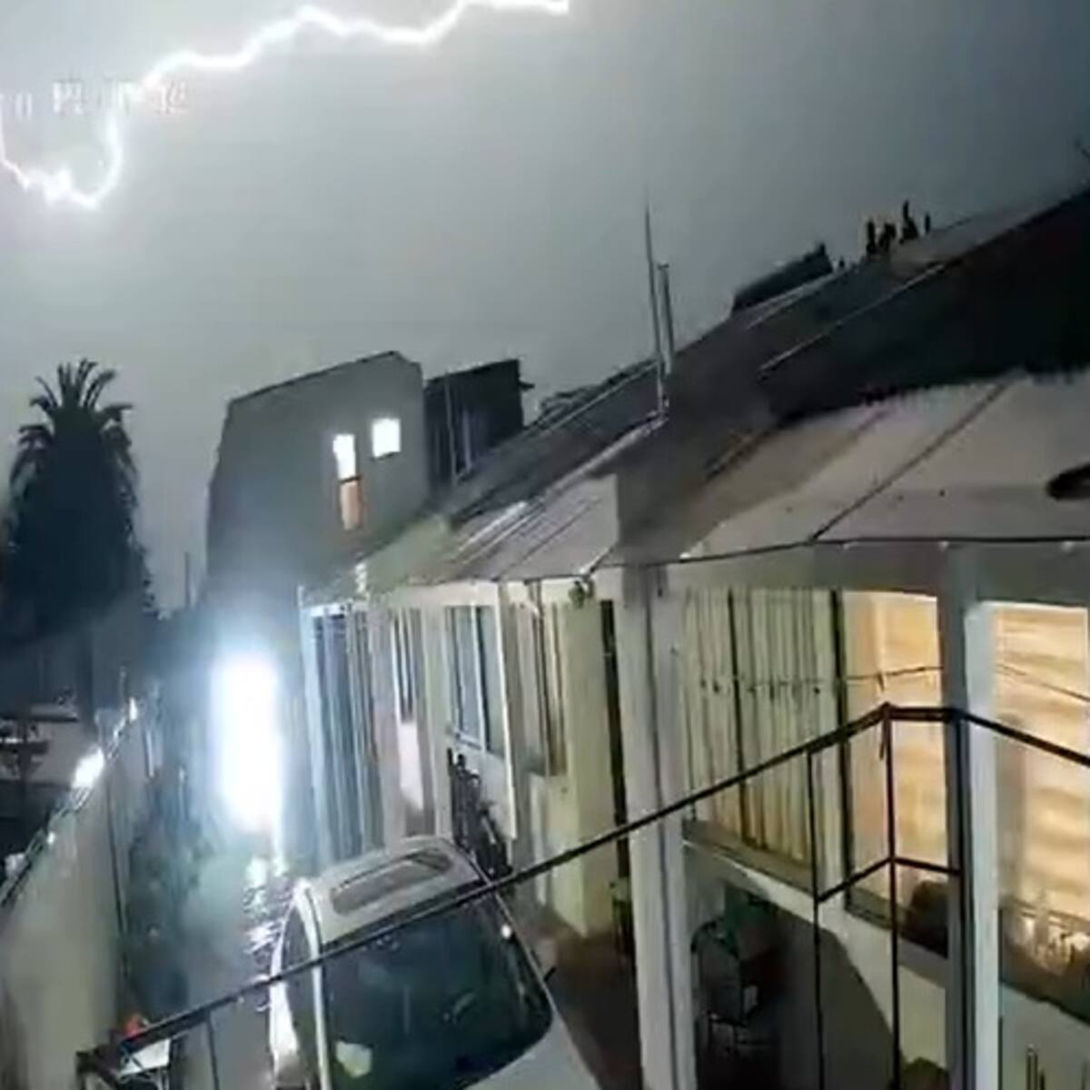 ¡Impactantes registros! Rayos golpean a Pichilemu y causan estragos por el frente de mal tiempo