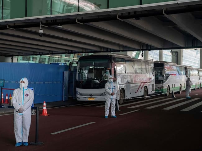 Buses esperan al equipo de la OMS en el aeropuerto de Wuhan