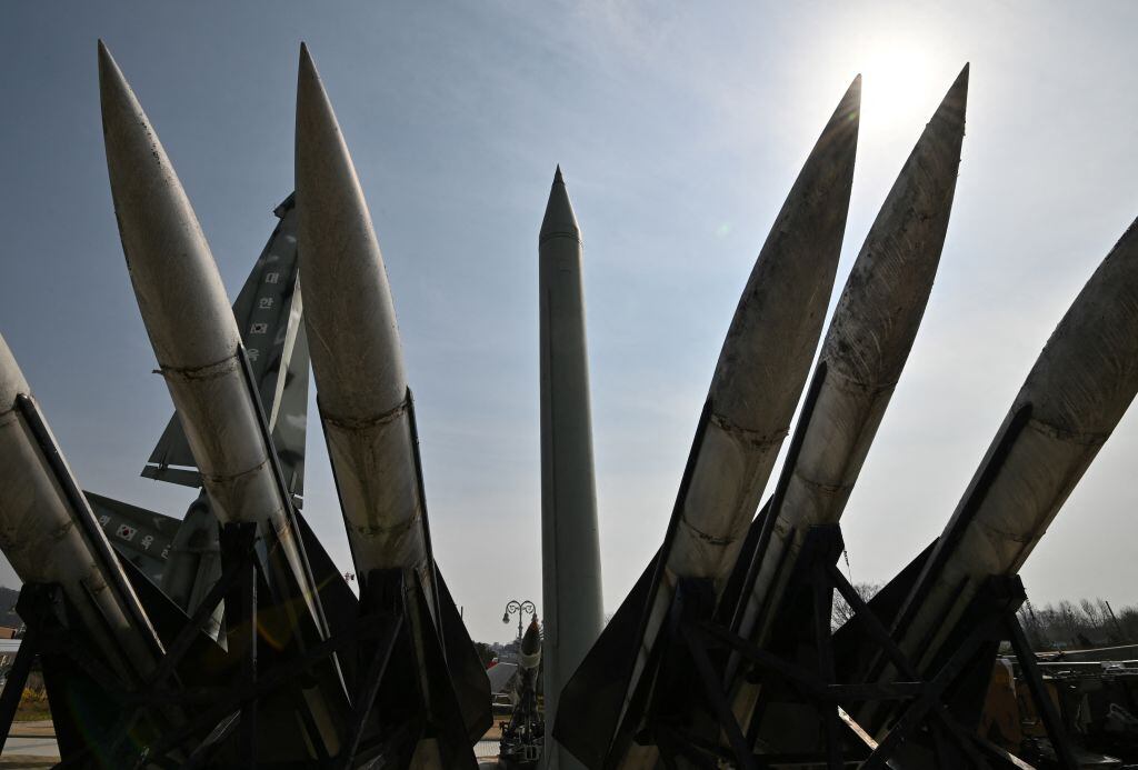 Replicas de misiles de la Guerra de Corea ubicados en un memorial en Seúl