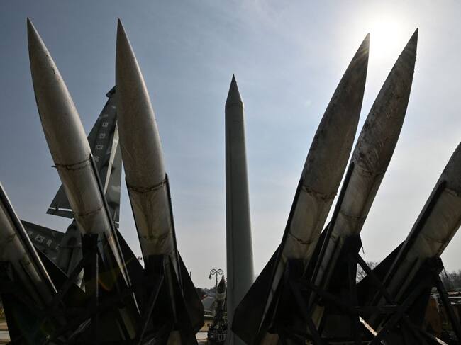 Replicas de misiles de la Guerra de Corea ubicados en un memorial en Seúl