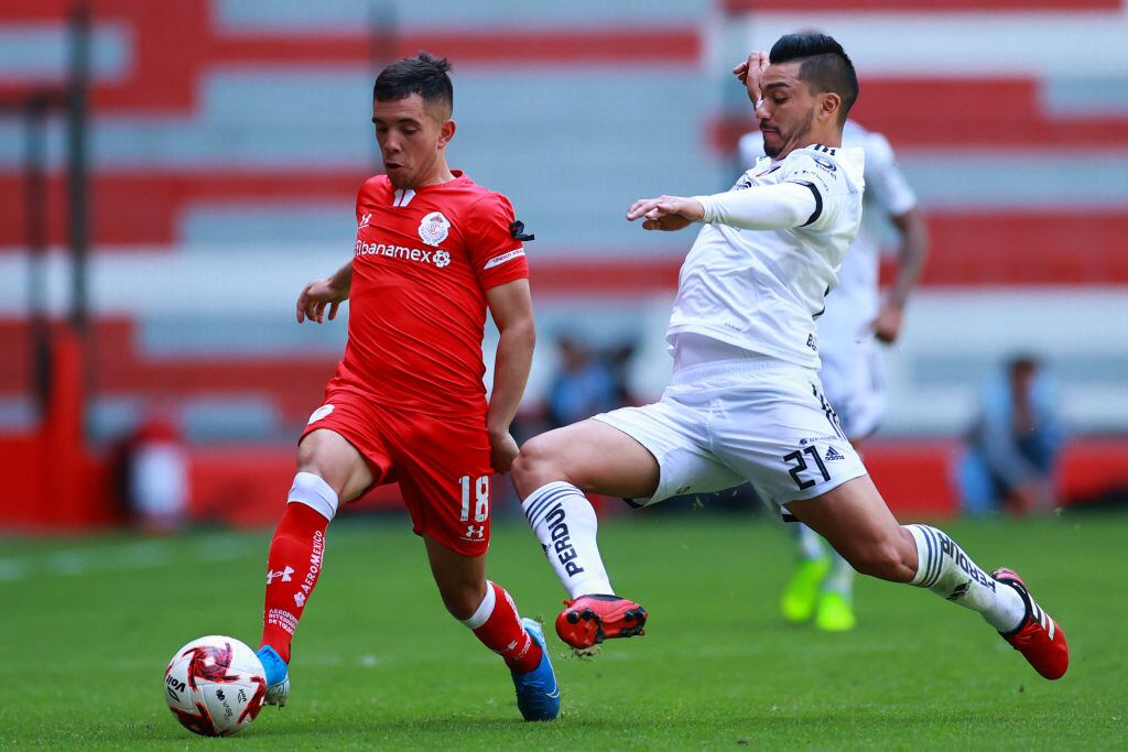Lorenzo Reyes con Atlas enfrentando a Toluca en la Liga MX