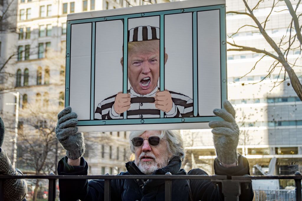 Personas llegaron con carteles para manifestarse contra Donald Trump, a las afueras de los tribunales de la ciudad de Nueva York en Estados Unidos.