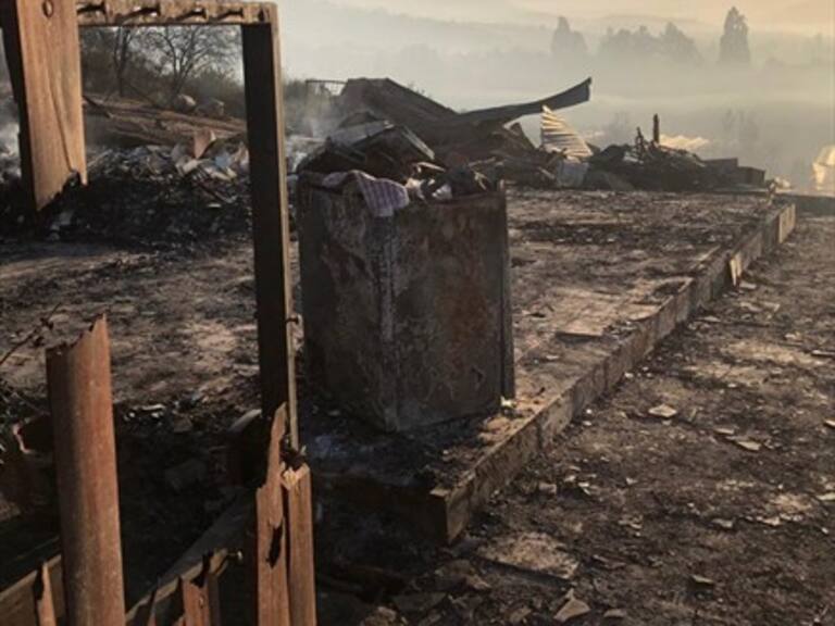 Incendio forestal en Limache ha consumido más de 60 viviendas