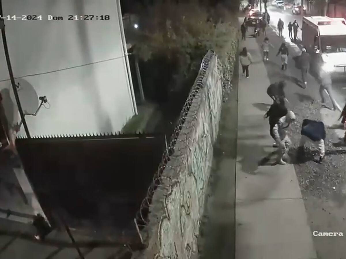 Turba ataca a Carabineros tras muerte de delincuente que intentó asaltar a funcionario policial en Macul
