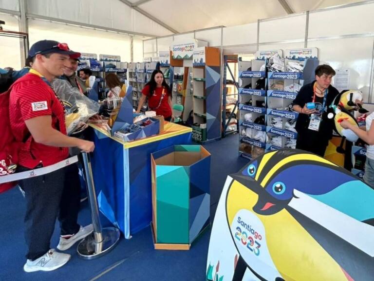 ¡Fiu manía!: atleta brasileño gasta más de medio millón de pesos en peluches de Santiago 2023