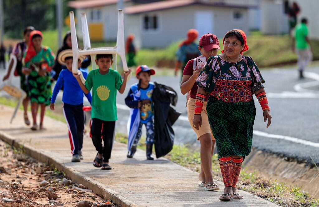 Familias del pueblo originario Gunas son reubicados en Panamá por el riesgo de inundación de la isla donde vivían, ante el cambio climático.