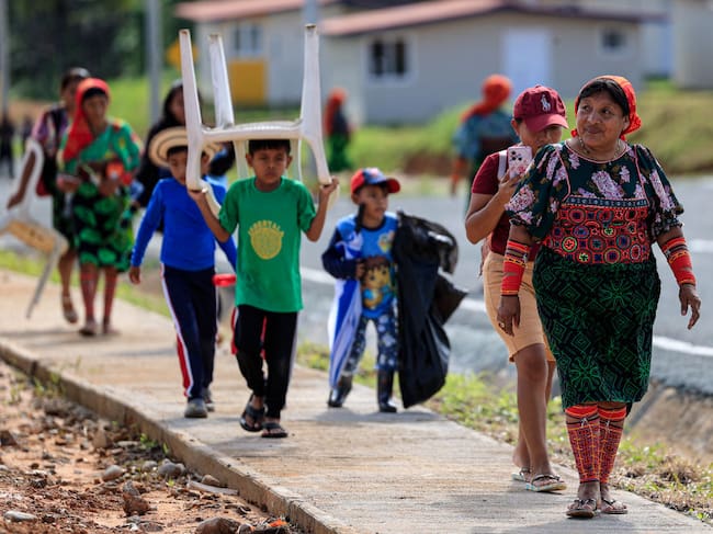 Familias del pueblo originario Gunas son reubicados en Panamá por el riesgo de inundación de la isla donde vivían, ante el cambio climático.
