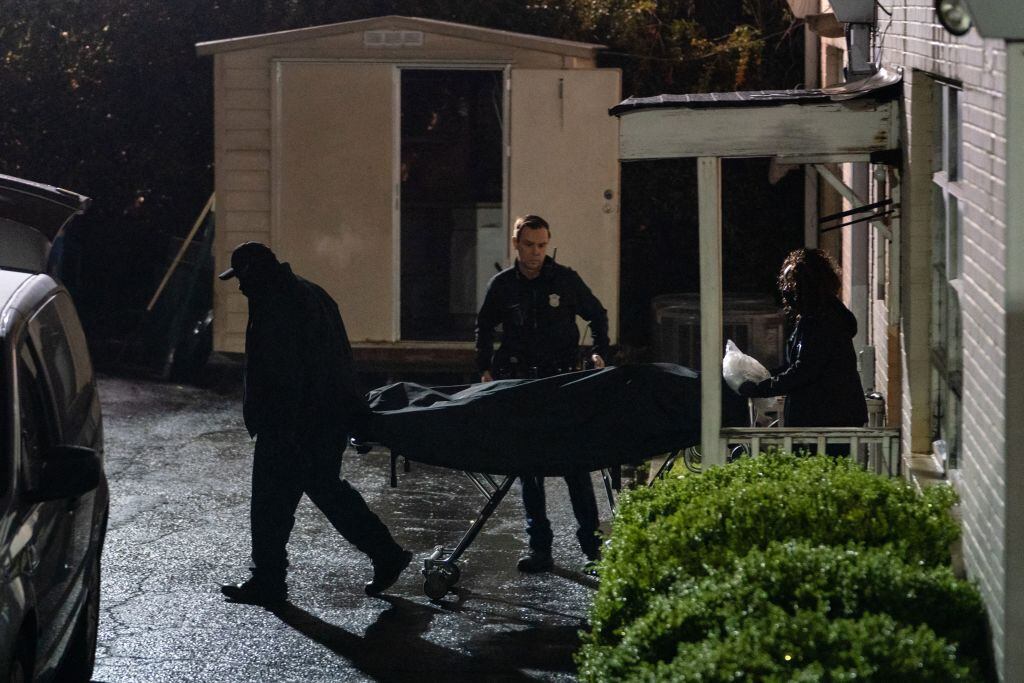 Peritos médicos trasladan a una de las víctimas de disparos en Atlanta