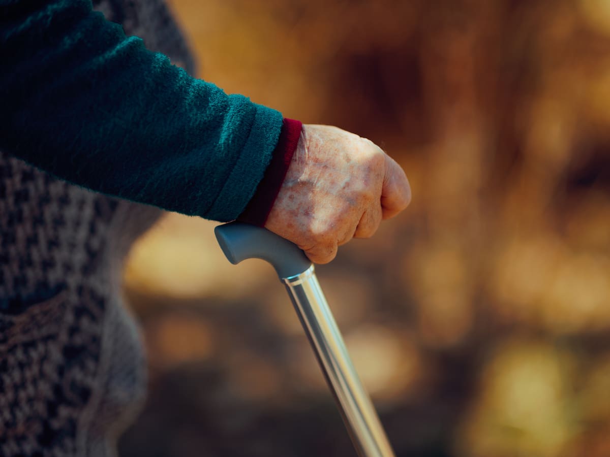 Hogar de Cristo refuerza programa de atención a adultos mayores en abandono tras llegada del invierno: así puedes aportar