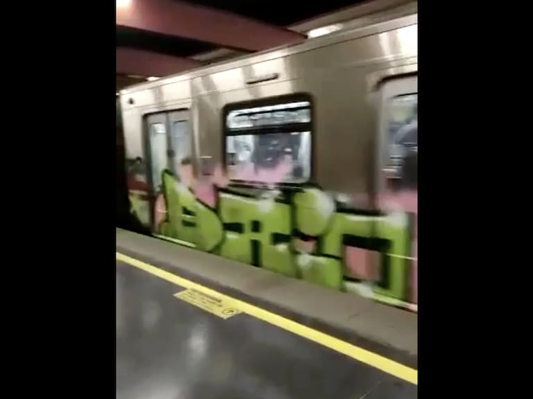 Un hombre fue detenido tras ser sorprendido realizando rayados en vagones de Metro