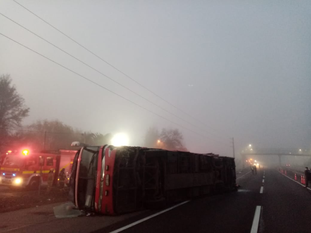 Una densa niebla afecta el sitio del suceso. / ADN.cl
