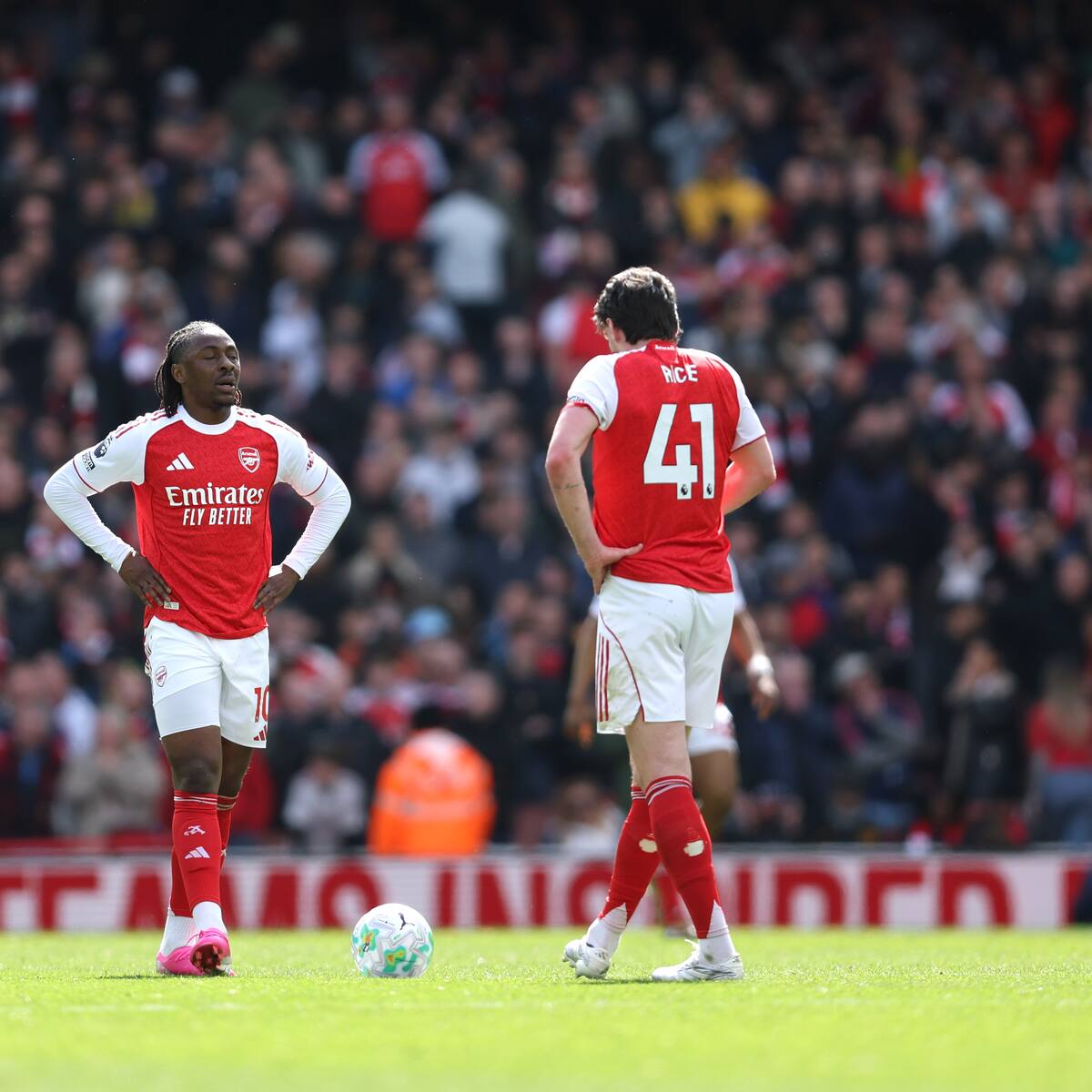 ¡La Premier League al rojo vivo! Arsenal falla y le abre la puerta al Manchester City de alcanzarlo